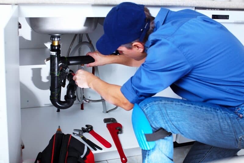 Plumber discussing a household plumbing job with a customer