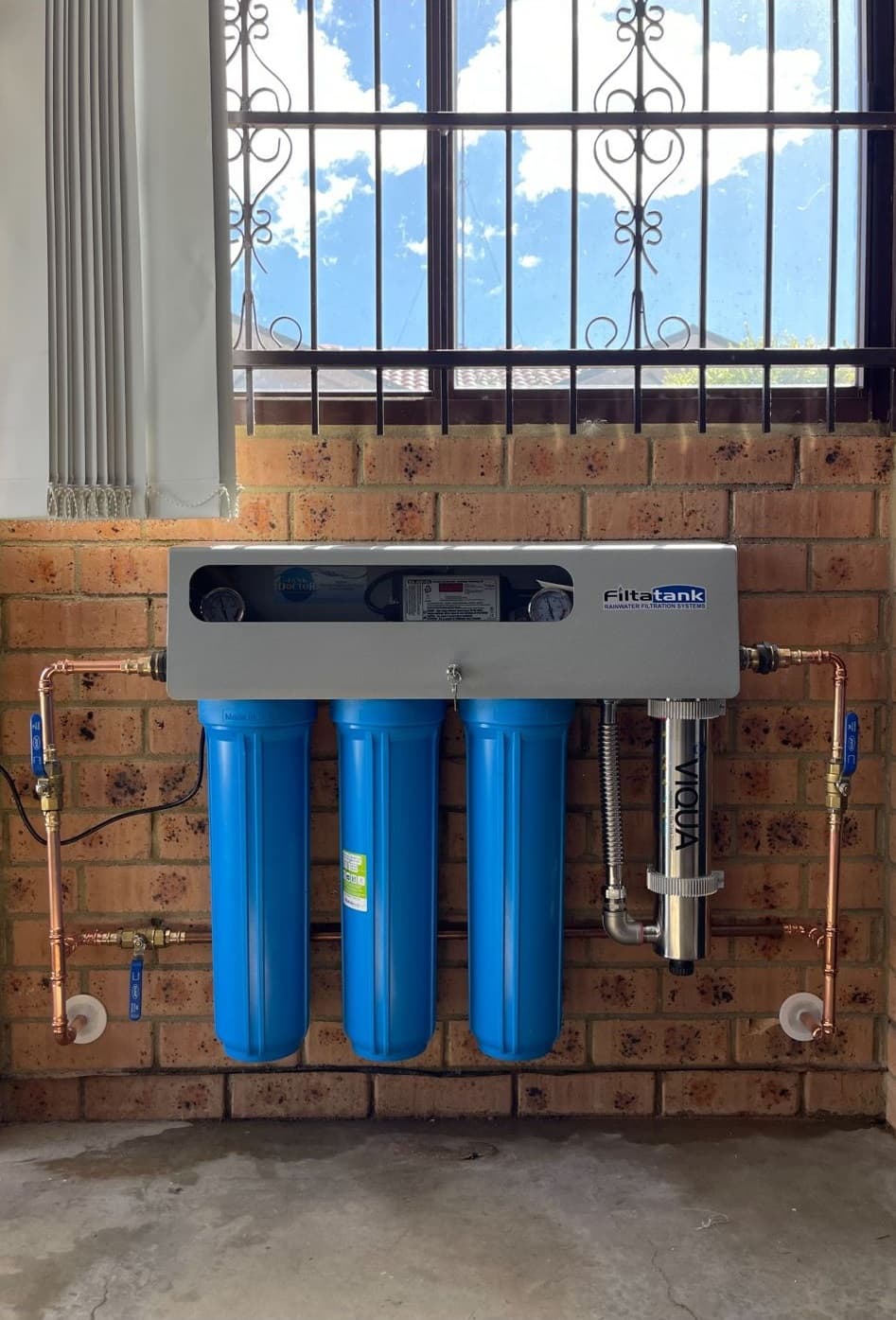 Wall-mounted water filtration assembly and copper pipe connections
