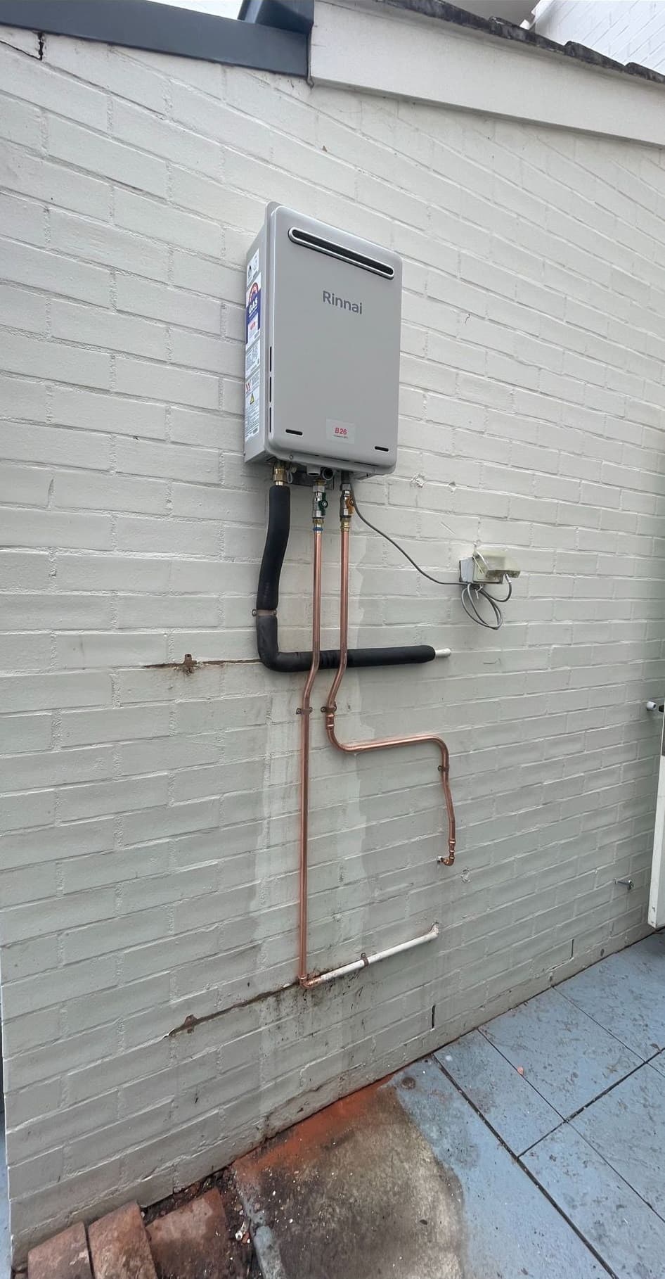 Wall-mounted gas hot water unit