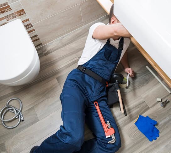 Emergency plumber responding to blocked drain